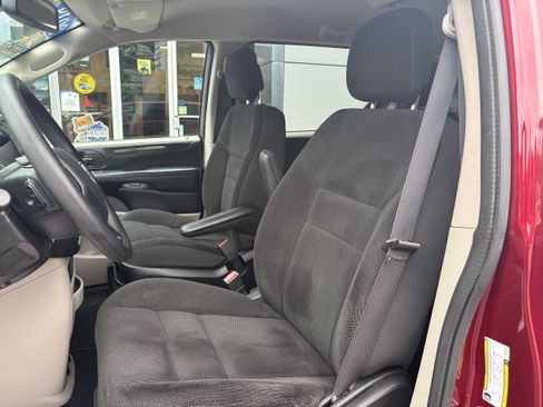 Used 2019 Dodge Grand Caravan SE FWD image 16