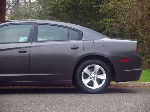 Used 2013 Dodge Charger SXT image 28