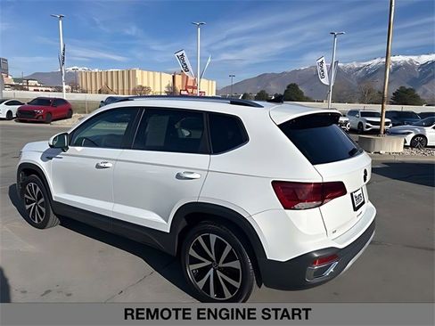 Used 2023 Volkswagen Taos SE w/ Panoramic Sunroof Package image 5