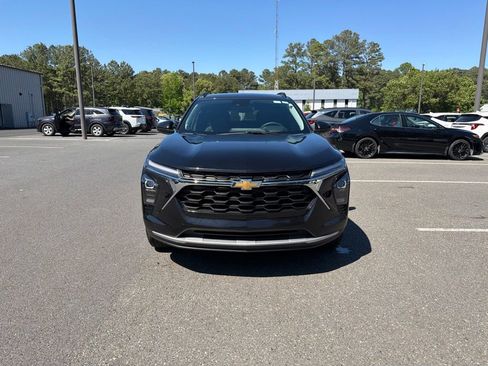 Used 2025 Chevrolet Trax LT w/ LT Convenience Package FWD image 3
