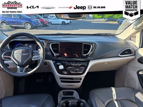 Used 2024 Chrysler Pacifica Touring-L FWD image 13
