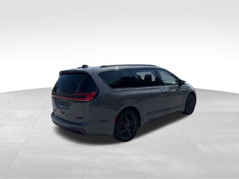 Used 2025 Chrysler Pacifica Limited FWD image 6