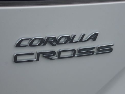 Used 2023 Toyota Corolla Cross XLE w/ Convenience Package FWD image 18