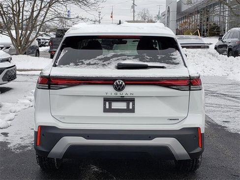 New 2025 Volkswagen Tiguan SE image 4