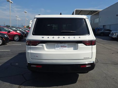 Used 2024 Jeep Wagoneer L Series II w/ Flexible Seating Group RWD image 4