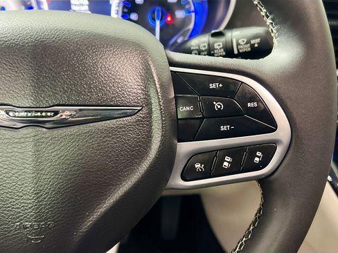 Used 2023 Chrysler Pacifica Touring-L image 19