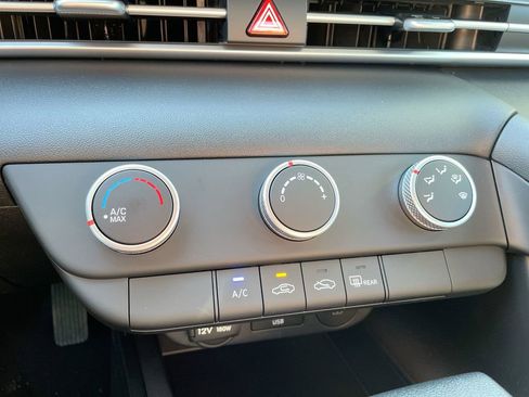 Certified 2025 Hyundai Elantra SE image 44