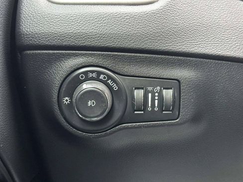 Used 2019 Jeep Compass Latitude w/ Cold Weather Group FWD image 32