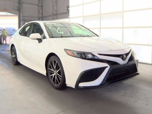 Used 2022 Toyota Camry SE FWD image 2
