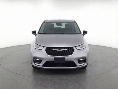 Used 2024 Chrysler Pacifica Touring-L image 2