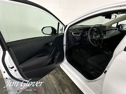 Used 2025 Toyota Corolla LE image 20
