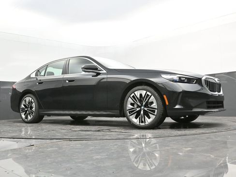 New 2025 BMW 530i w/ Premium Package image 28