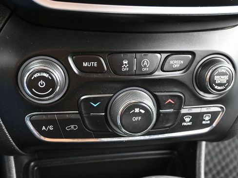 Used 2019 Jeep Cherokee Latitude w/ Cold Weather Group image 22