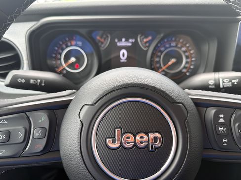 Used 2025 Jeep Gladiator Sport AWD/4WD image 37