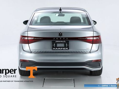 Used 2025 Volkswagen Jetta SE FWD image 8