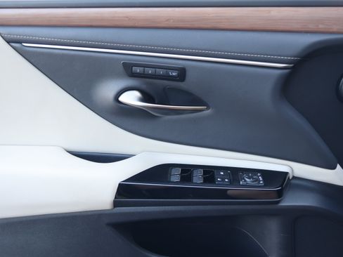 Used 2025 Lexus ES 350 w/ Premium Package FWD image 12