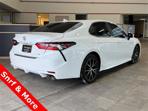 Used 2021 Toyota Camry SE image 3