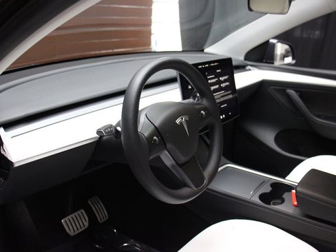 Used 2023 Tesla Model Y Performance image 36