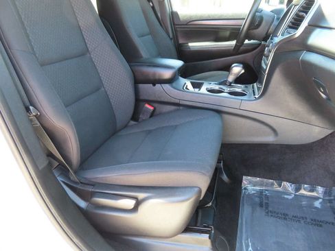 Used 2018 Jeep Grand Cherokee Laredo AWD/4WD image 16