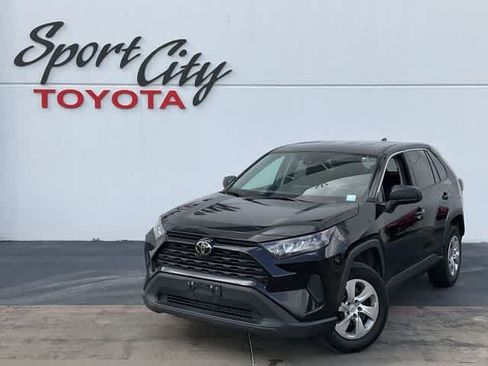 Used 2022 Toyota RAV4 LE image 1
