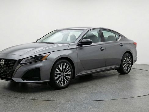 Used 2025 Nissan Altima 2.5 SV image 3