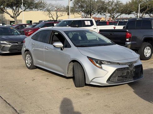Certified 2022 Toyota Corolla LE image 3