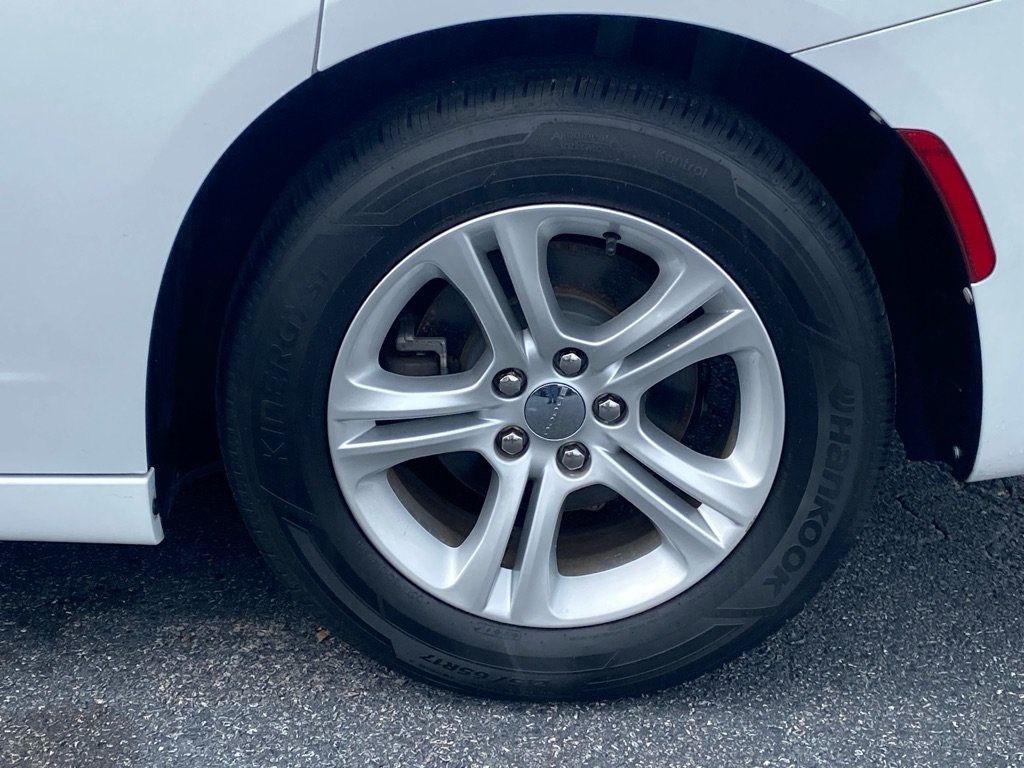 Used 2020 Dodge Charger SXT RWD image 10