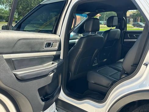 Used 2017 Ford Explorer XLT w/ Equipment Group 202A FWD image 5