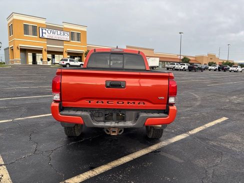 Used 2016 Toyota Tacoma TRD Sport AWD/4WD image 6