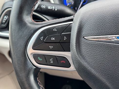 Used 2017 Chrysler Pacifica Touring-L FWD image 28