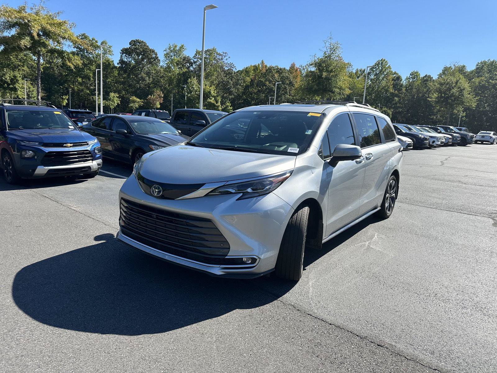 Used 2025 Toyota Sienna Platinum FWD image 2