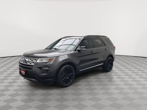 Used 2018 Ford Explorer XLT w/ Equipment Group 202A AWD/4WD image 40