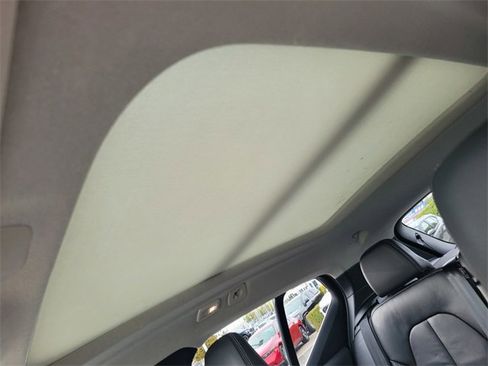 Used 2023 Volvo XC40 B5 Plus image 21