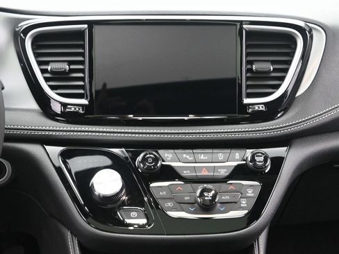 Used 2025 Chrysler Pacifica Limited image 24