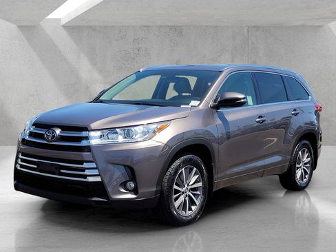 Used 2017 Toyota Highlander XLE AWD/4WD image 8