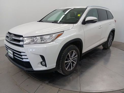 Used 2019 Toyota Highlander XLE image 3