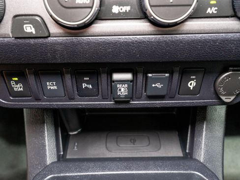 Used 2021 Toyota Tacoma TRD Off-Road w/ Technology Package AWD/4WD image 23