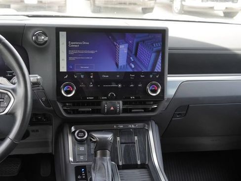 Used 2024 Lexus GX 550 w/ Accessory Package (2T) AWD/4WD image 17