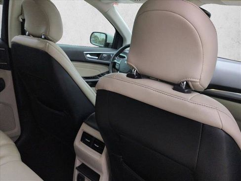 Used 2019 Ford Edge Titanium image 21