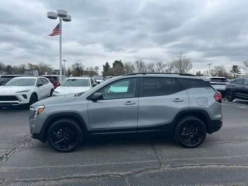 Certified 2023 GMC Terrain SLE w/ Driver Convenience Package AWD/4WD image 9