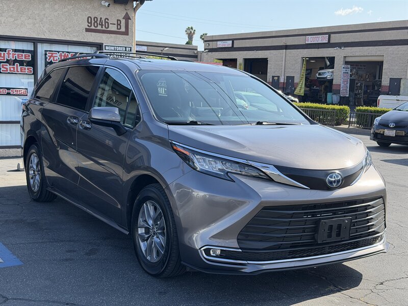 Used 2022 Toyota Sienna XLE w/ XLE Plus Package FWD image 3