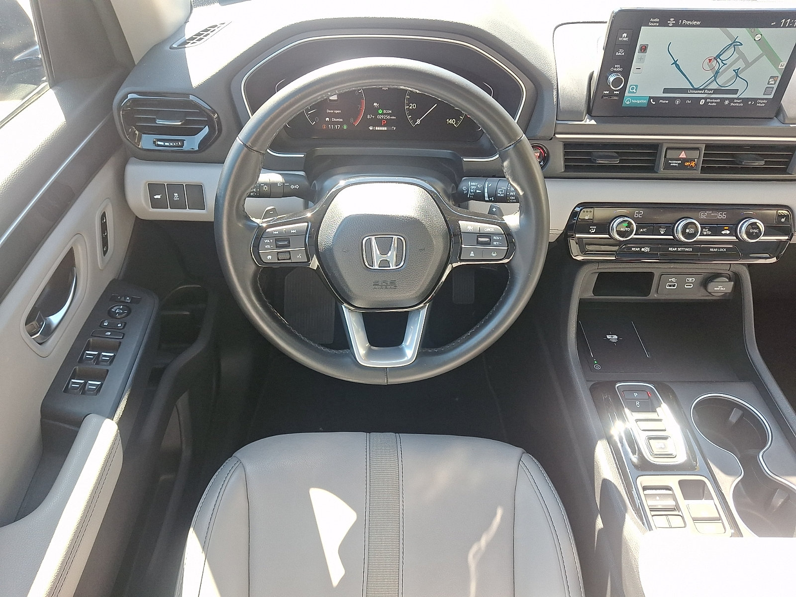 Used 2025 Honda Pilot Touring image 11