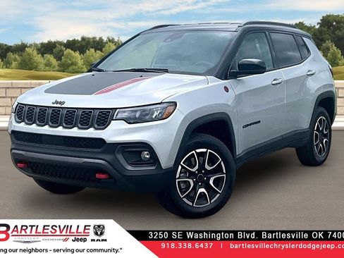 Used 2025 Jeep Compass Trailhawk AWD/4WD image 1