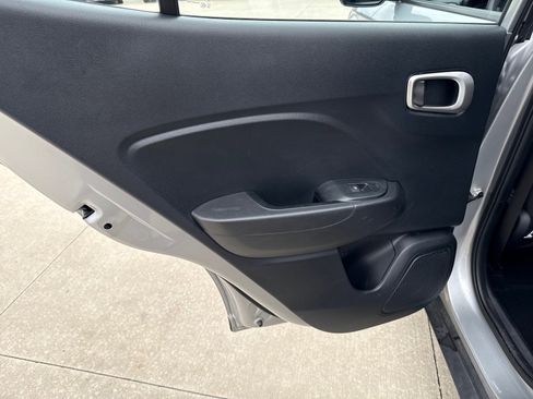 Used 2025 Hyundai Venue SEL image 9