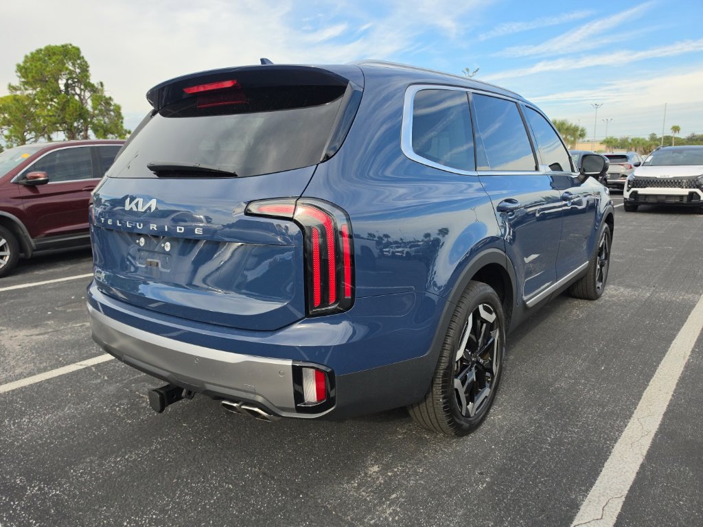 Certified 2025 Kia Telluride EX w/ EX Captain's Chair Package FWD image 16