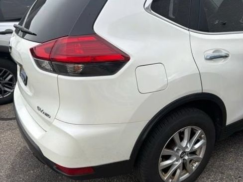 Used 2017 Nissan Rogue SV AWD/4WD image 6