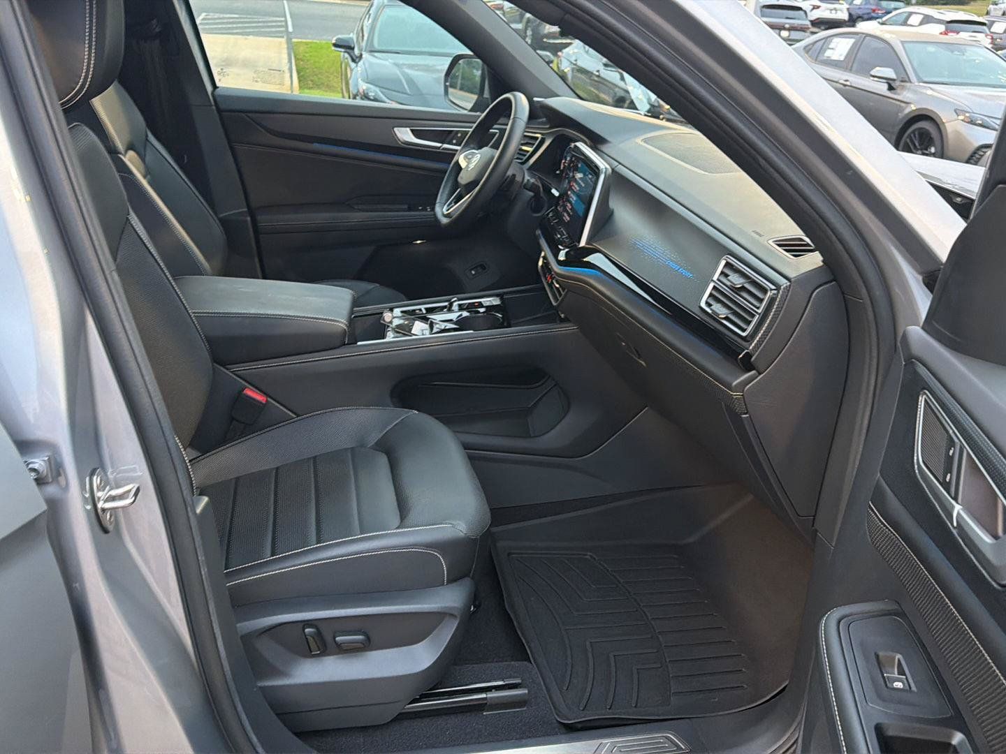 Used 2024 Volkswagen Atlas Cross Sport SEL R-Line AWD/4WD image 14