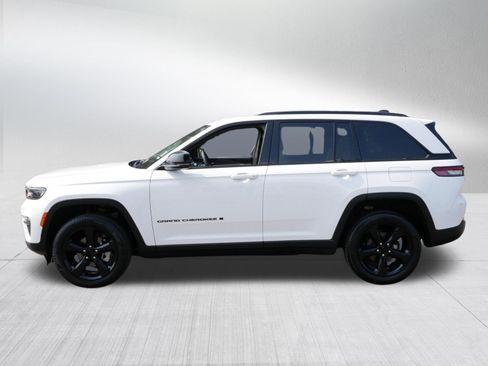 Used 2023 Jeep Grand Cherokee Limited w/ Black Appearance Package AWD/4WD image 4