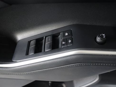 Used 2022 Toyota Highlander XLE AWD/4WD image 13