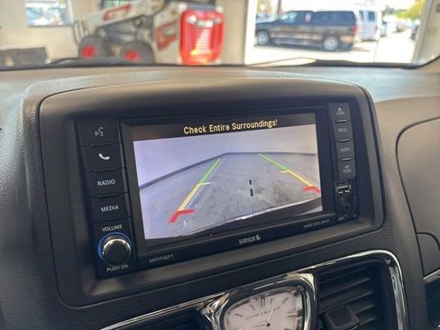 Used 2014 Chrysler Town & Country Touring-L FWD image 42
